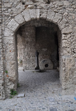 gerace meule à huile dans un mur